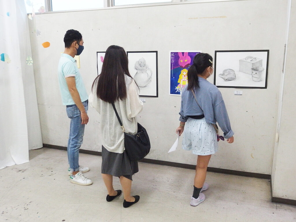 子ども絵画造形教室展2022展示風景