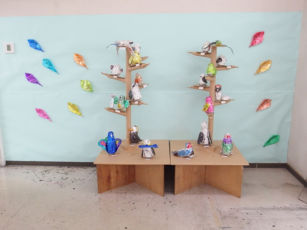 作品展2022低学年クラス「鳥をテーマに芯材を使って立体制作」