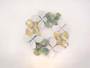 6年生の作品「折り紙の花束」