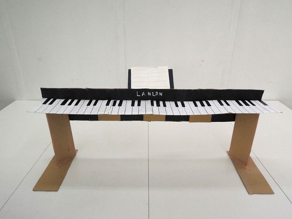 5年生の作品「ピアノの模型」