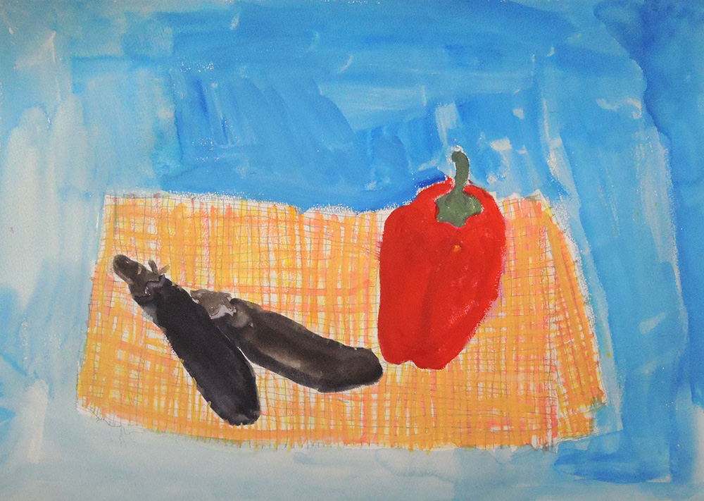 4年生。チェックの布の上に赤いパプリカとナスを2本配置して水彩で描きました。