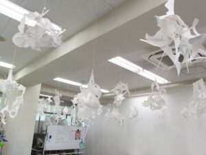 低学年クラス「紙彫刻」授業風景