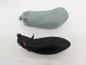 「油粘土で野菜作り」３年生の作品「ナス」