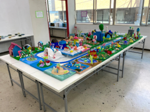 「子ども絵画造形教室展2024」低学年クラスの作品紹介。ジオラマ