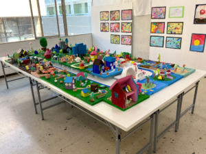 「子ども絵画造形教室展2024」低学年クラスの作品紹介。ジオラマ