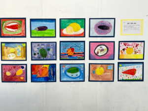 「子ども絵画造形教室展2024」低学年クラスの作品紹介。色使い演習（モチーフを見て描く）