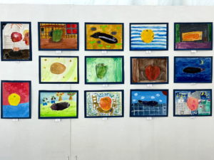 「子ども絵画造形教室展2024」低学年クラスの作品紹介。色使い演習（モチーフを見て描く）