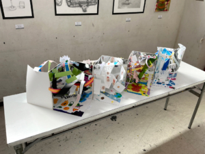 「子ども絵画造形教室展2024」低学年クラスの作品紹介。ミラーイリュージョン（鏡の中の不思議な世界）