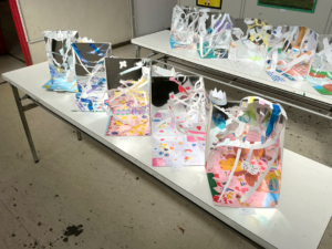 「子ども絵画造形教室展2024」低学年クラスの作品紹介。ミラーイリュージョン（鏡の中の不思議な世界）