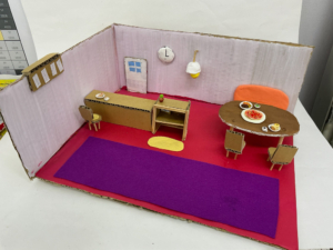 ６年生の作品「ドールハウス」