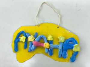 「オリジナルフォントでネームプレートを作ろう」2年生の作品