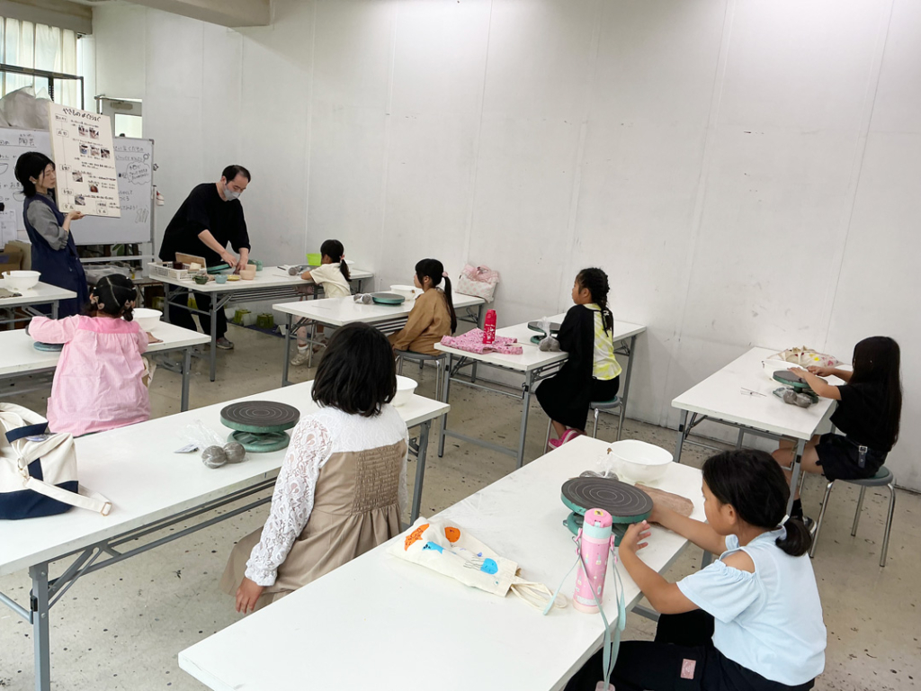 陶芸制作2025の授業風景/低学年クラス
