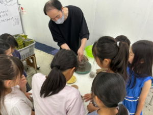 陶芸制作2025の授業風景／低学年クラス