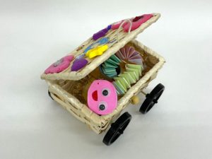 高学年クラス「車輪のついたオブジェ」６年生の作品