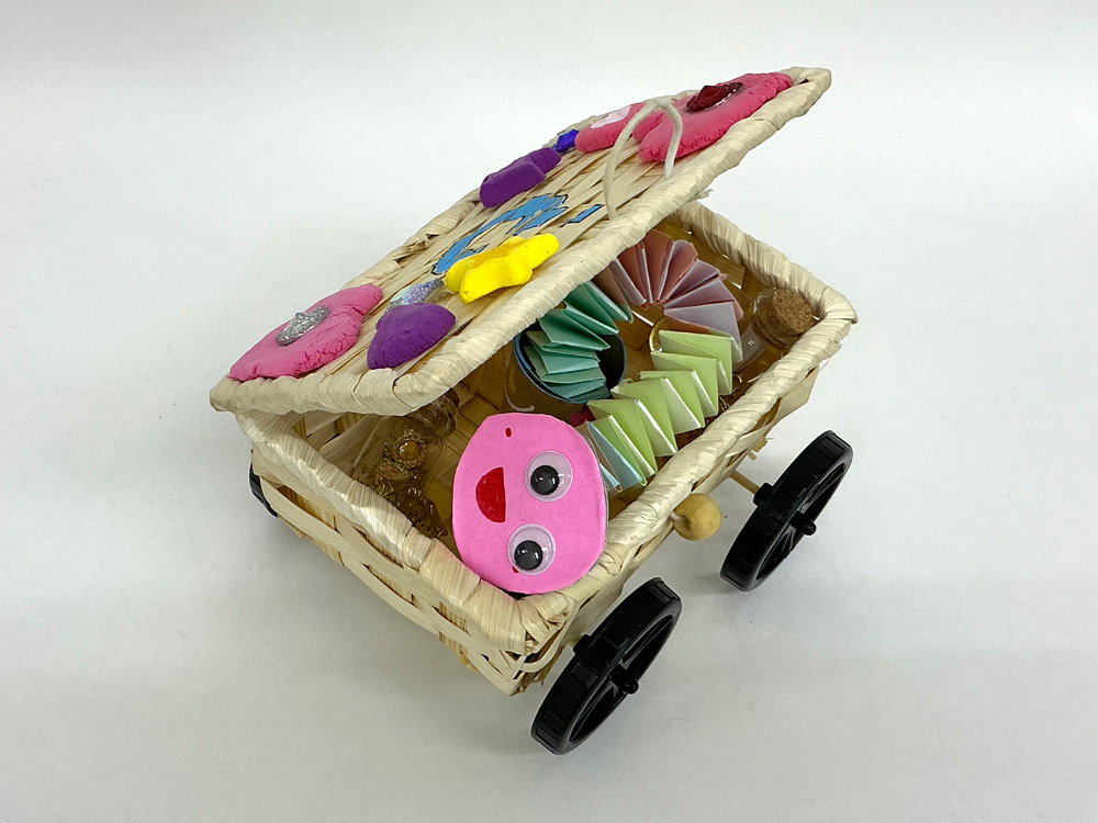 高学年クラス「車輪のついたオブジェ」6年生の作品