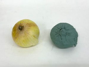 低学年クラス「油粘土で野菜作り」３年生の作品