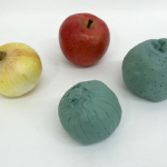 低学年クラス「油粘土で野菜作り」3年生の作品