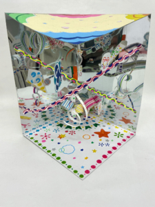 高学年クラス「鏡の中の不思議な世界」５年生の作品