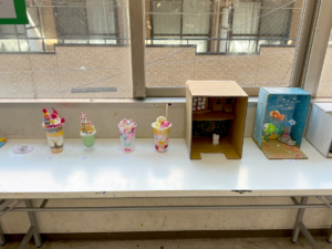 子ども絵画造形教室展2024展示風景