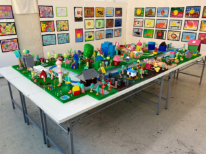 子ども絵画造形教室展2024展示風景