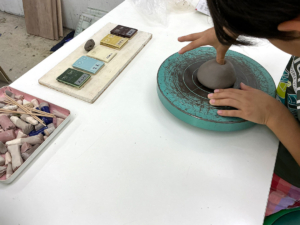 低学年クラス「陶芸」授業風景