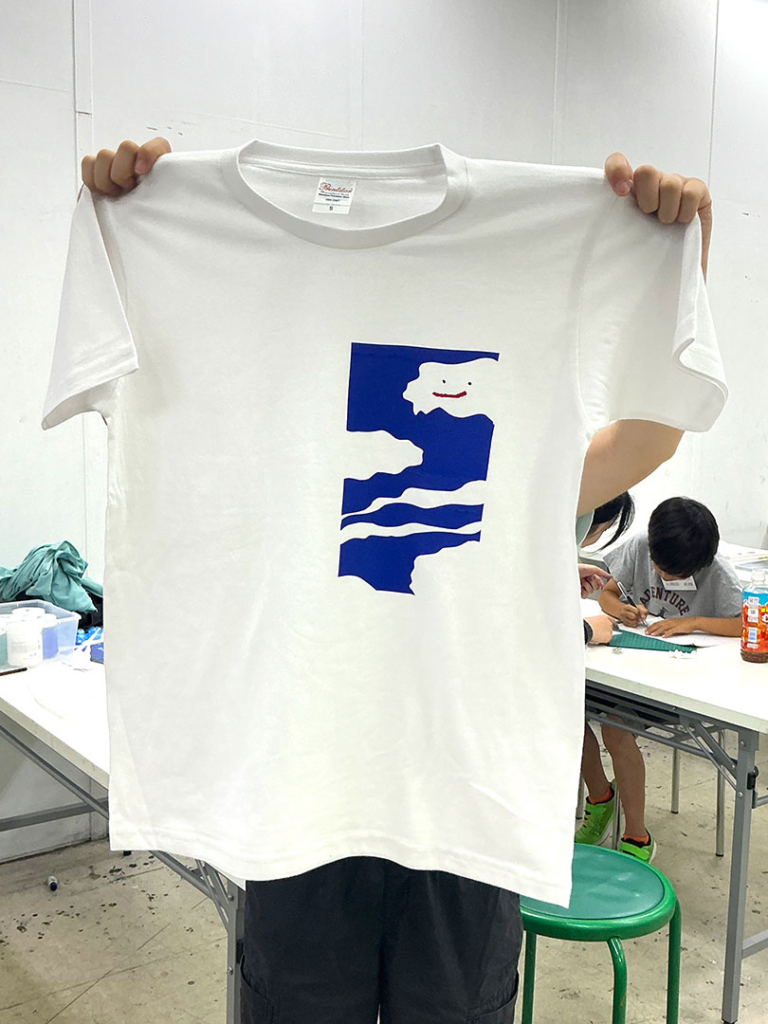 高学年クラス６年生の作品「Ｔシャツデザイン」